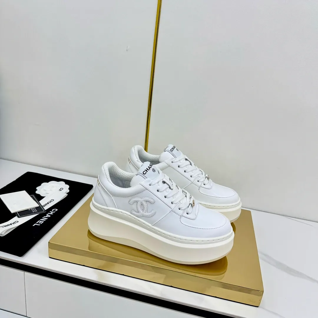 👟👟Ex-factory price 600👟👟 Upgraded version, upgraded version, upgraded version! No rebuttal accepted! ! ! ! Chanel Chanel panda shoes! 2025 counter's top casual sports shoes. This classic design; the upper is electro-embroidered with a variety of techniques; the outsole is fashionable and sporty; the unusual inclusion of a variety of color matching elements... The diversified mix and match is very good-looking and versatile, and can be used for leisure, fashion, sports, and outdoor... ꫛꫀꪝ Go➫ Materials: ❶Upper made of: original imported first-layer silk cowhide + original waterproof cloth + original first-layer cowhide ❷Inner lining: Original Yangli+Net ❸Outsole based on: Original TPU combination outsole Counter boutique packaging complete set for women 35–41 👉 👉 👉 👉